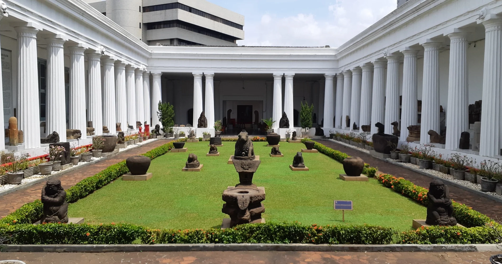 Ada beberapa rekomendasi tempat healing di Jakarta, mulai dari wisata alam sampai wisata seni.